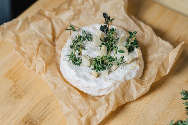 Camembert gourmet formaggio rotondo tradizionale francese delizioso pasto cremoso da latte su pergamena