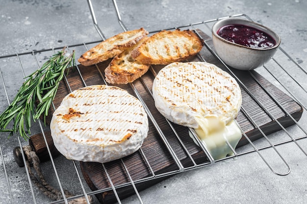 Camembert grigliato alla griglia con salsa di mirtilli e pane tostato Sfondo grigio Vista dall'alto