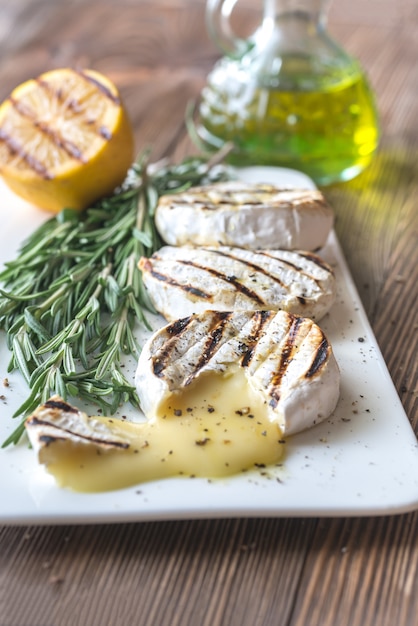 Camembert grigliato con olio d'oliva e rosmarino