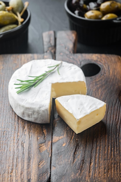 Camembert morbido francese di formaggio della Normandia, su sfondo nero