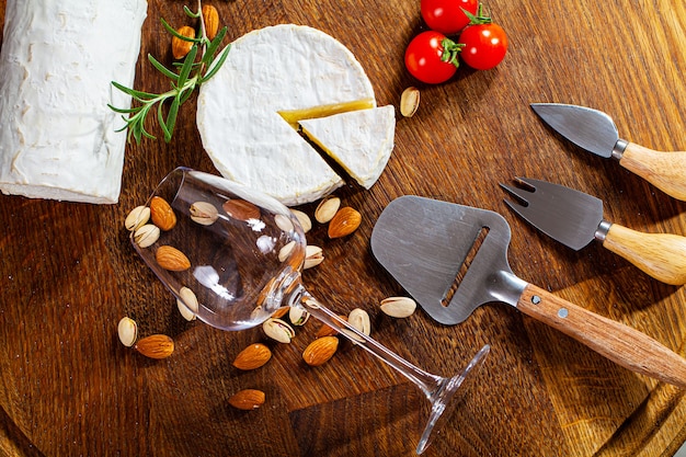 Camembert o brie su legno