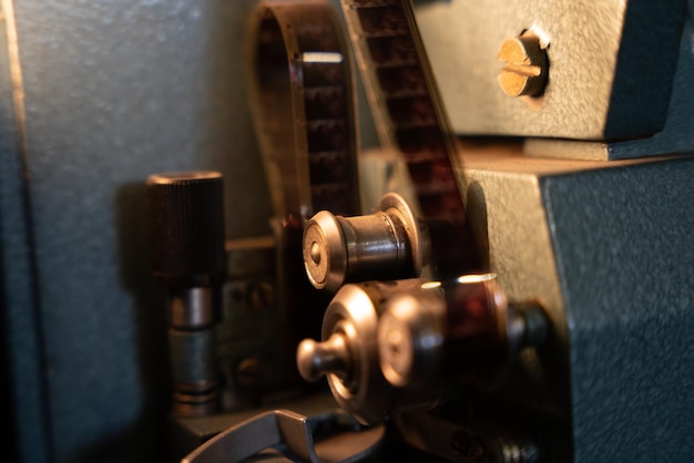 Camera cinematografica d'epoca con pellicola caricata su bobine