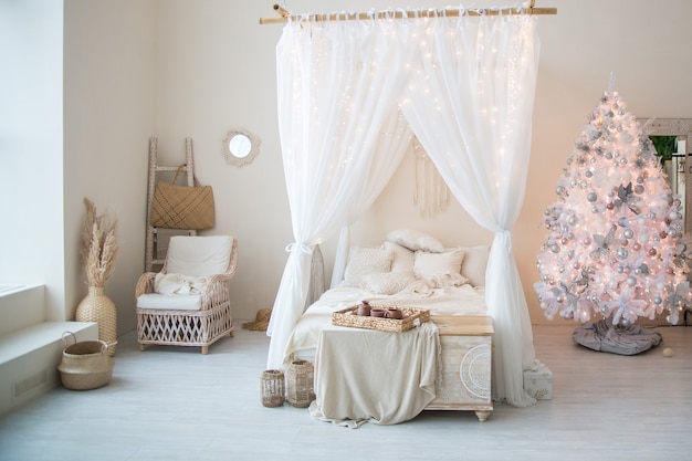 Camera d'albergo di lusso con letto, stile boho