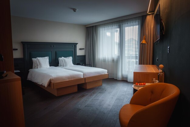 Camera d'albergo elegantemente arredata con decorazione grigio blu in zermatt