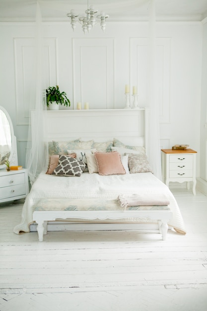 Camera da letto bianca in stile scandinavo