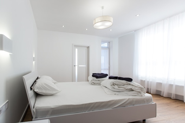camera da letto con un grande letto bianco