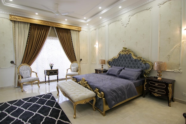 Camera da letto di lusso con mobili di lusso Foto