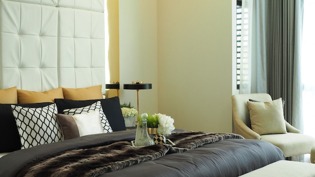 Camera da letto di lusso moderna di tono beige di colore a casa