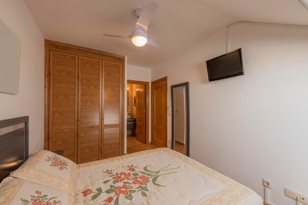 Camera da letto in stile classico con armadio a muro con ante in legno stile veneziano
