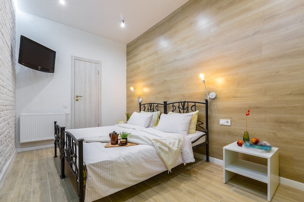 Camera da letto in un appartamento moderno di un piccolo hotel, con un letto grande