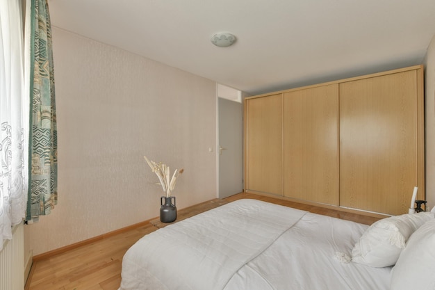 Camera da letto luminosa con armadio in legno