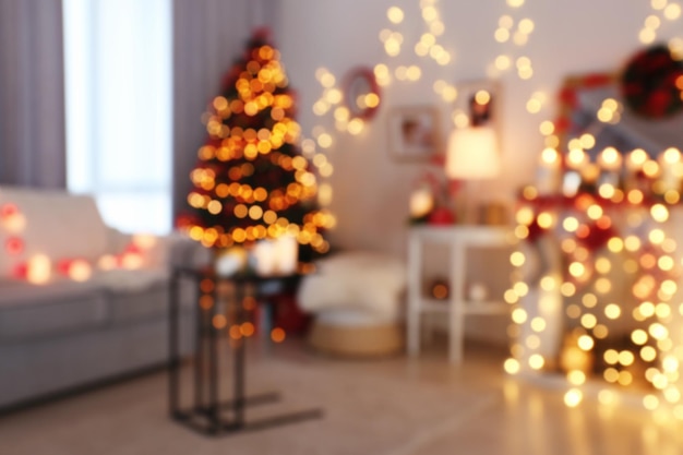 Camera decorata per Natale e bellissimo abete, vista sfocata