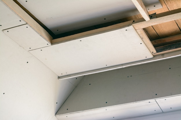 Camera di costruzione con muro a secco. Realizzare controsoffitti con struttura in legno e cartongesso in una casa privata