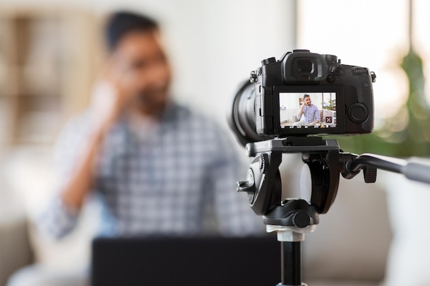 camera di registrazione video blog di blogger maschio indiano