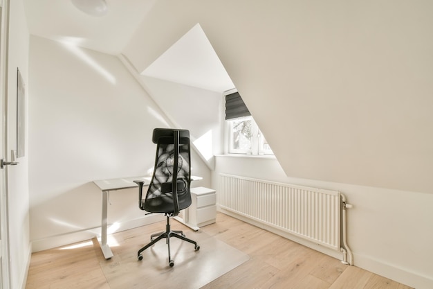 Camera mansardata con interni dal design minimalista