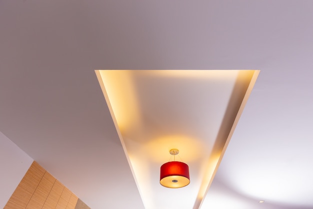 Camera soffitto, soffitto con lampadine rosse luce scarsa