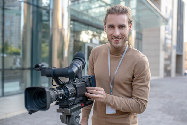 Cameraman che installa la macchina fotografica sul treppiede