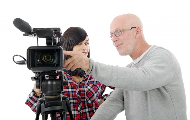 Cameraman giovane donna e l'uomo maturo