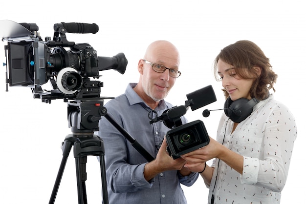 Cameraman giovane donna e l'uomo maturo