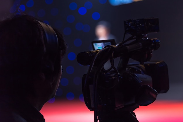 Cameraman in una sala per seminari