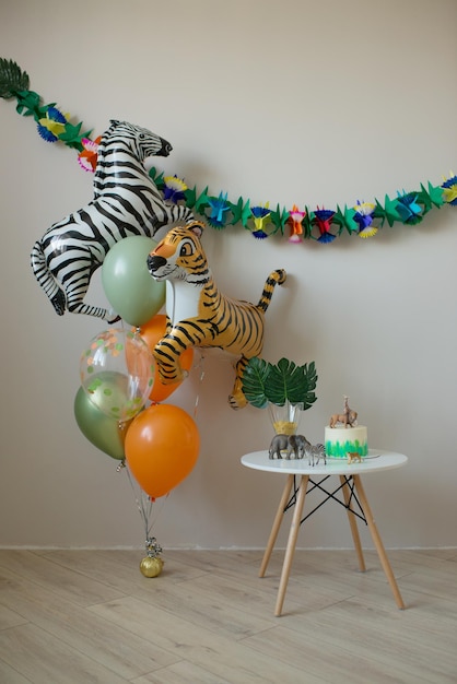 Cameretta per bambini decorata in onore del compleanno, stile safari, animali, torta e palloncini