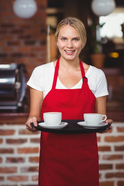 Cameriera carina con un vassoio con caffè