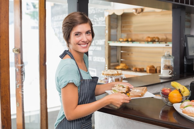 Cameriera carina tenendo il piatto di cibo