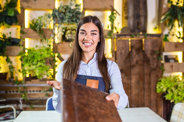 cameriera che indossa il grembiule al lavoro