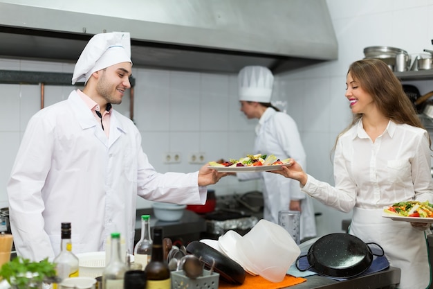 Cameriera con il cibo in cucina