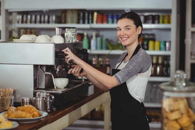 cameriera di bar sorridente che fa tazza di caffè