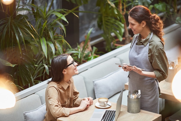 Cameriera parlando al cliente al Cafe Terrace