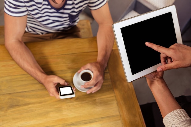 Cameriera prendendo l'ordine con un tablet