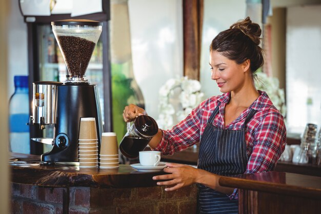 Cameriera, preparare un caffè