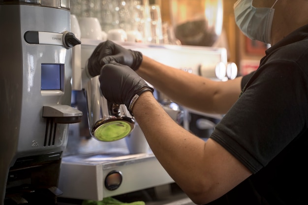 Cameriere che fa il caffè