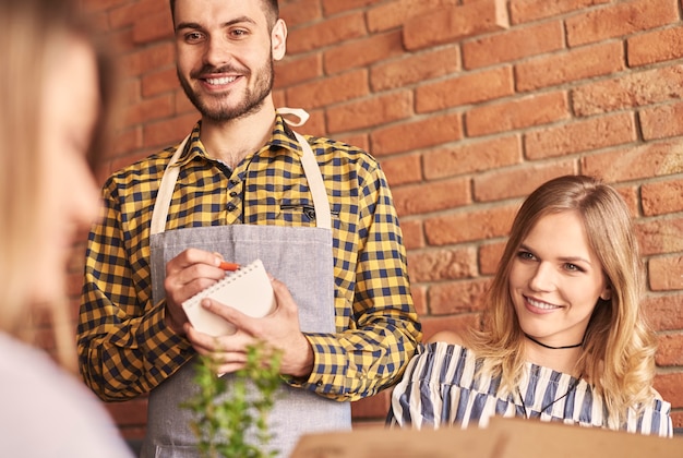 Cameriere che prende ordini dai clienti