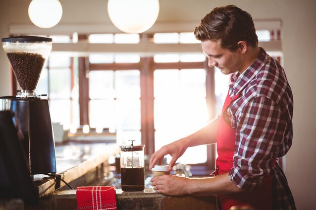 Cameriere che prepara il caffè