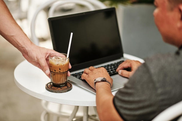 Cameriere che serve caffè freddo