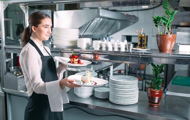 Cameriere che serve in movimento in servizio nel ristorante. Il cameriere porta i piatti