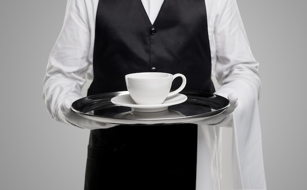 Cameriere che serve una tazza di caffè