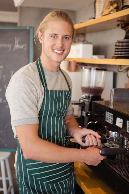 Cameriere con macchina da caffè