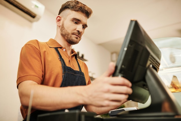 Cameriere del caffè che invia l'ordine alla cucina