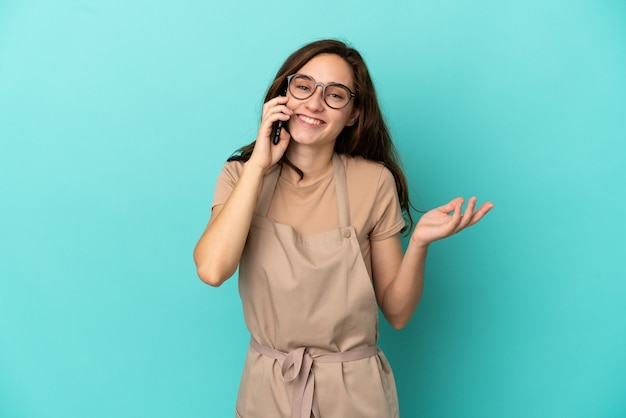 Cameriere del ristorante che tiene una conversazione con il telefono cellulare con qualcuno