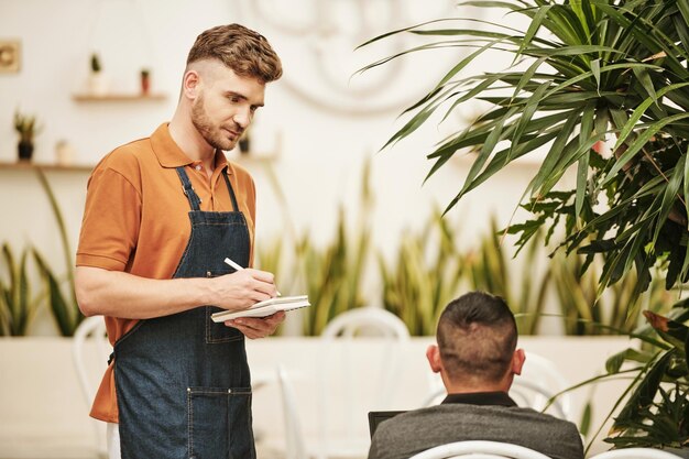 Cameriere della caffetteria che parla con il cliente