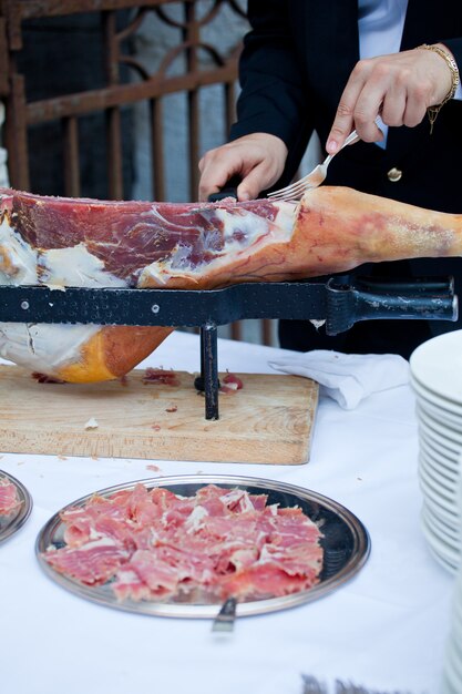 Cameriere mentre affetta il jamon