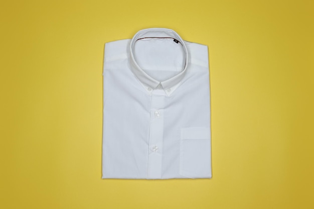 Camicia bianca su sfondo bianco