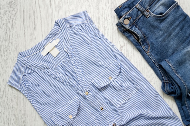 Camicia blu e jeans strappati