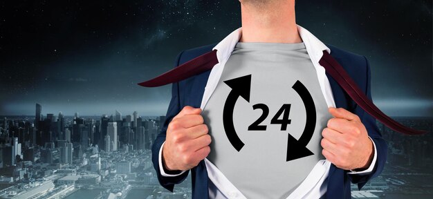 Camicia di apertura dell'uomo d'affari in stile supereroe contro il balcone con vista sulla città