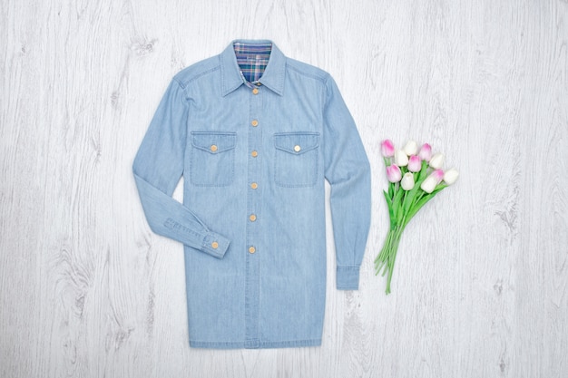 Camicia di jeans e un mazzo di tulipani.