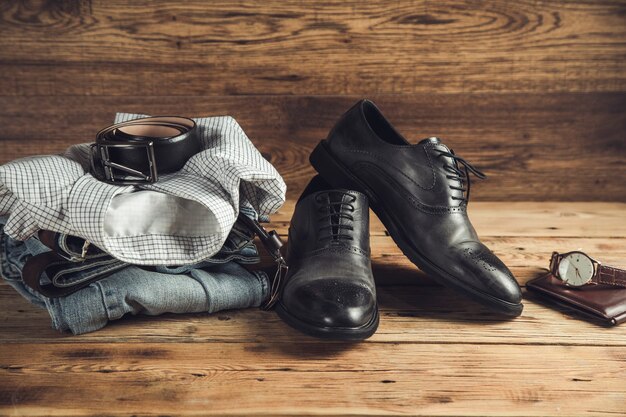 Camicia in jeans con cintura e scarpe con orologio