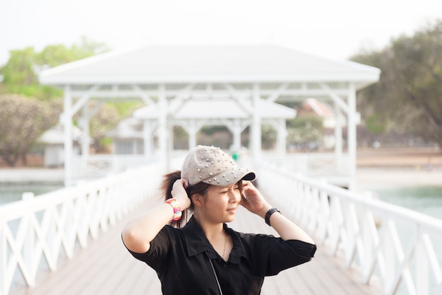 Camicia nera delle donne asiatiche. Indossa un cappello